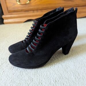 Pas de Rouge Black Small Heel Zip Up Back Size 39 European. Made In Italy
